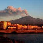 Etna il vulcano oggi e attivo cenere da cratere Voragine