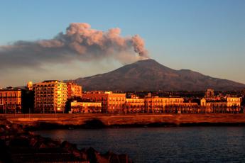 Etna il vulcano oggi e attivo cenere da cratere Voragine