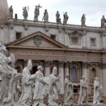 Vaticano apre ai trans si al battesimo. Ok a gay padrini e testimoni di nozze