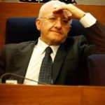 De Luca e la caduta dalla sedia Pronti a sfide politiche e ortopediche