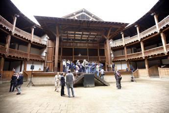 Roma inchiesta crollo scalinata Globe Theatre chiesto processo per gestore