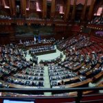 Berlusconi attacco M5S durante commemorazione Forza Italia lascia Aula