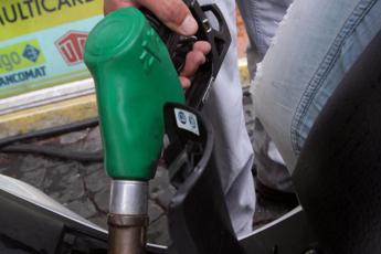 Carburanti in calo prezzi benzina e diesel