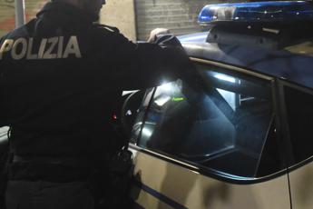 Milano 52enne rientra in casa e muore sul divano indagini su presunto omicidio