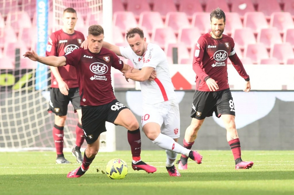 9salernitana monza3 0primavittoriaperpaulosousa lN255L