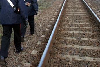 Napoli treno contro frigorifero lasciato sui binari