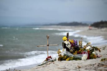 Strage di Cutro familiari delle vittime vogliono fare causa allo Stato