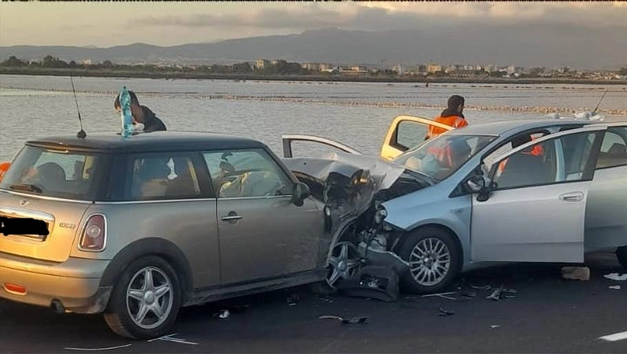 incidente auto ospedale marino scontro frontale tra due auto
