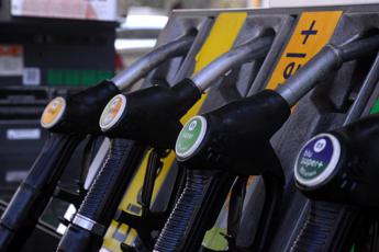 Benzina e diesel oggi prezzi in rialzo alla pompa