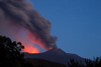 Etna nuova eruzione nube cenere alta 5 km