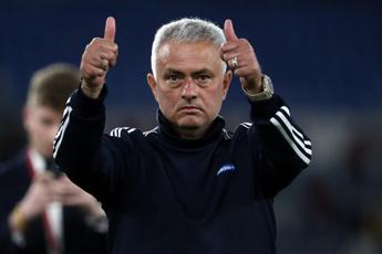 Mourinho dagli arbitri alla rosa la comunicazione populista che piace ai tifosi