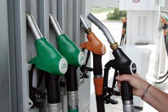 Benzina e diesel prezzi ancora in calo verde self ai minimi dellanno