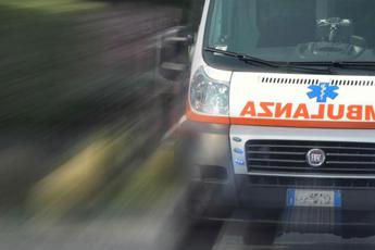 Incidente a Roma scontro tra due auto in via Laurentina un morto e un ferito