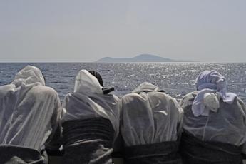 Migranti in 16 su pattugliatore della Marina in viaggio verso lAlbania