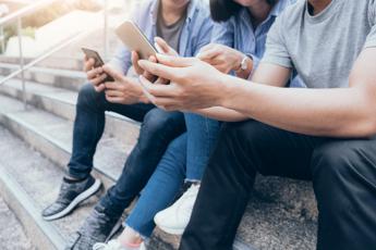 Scuola stretta totale sui telefonini. Valditara Da prossimo anno stop anche per uso didattico