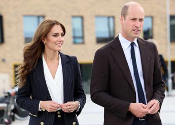 Doni per i bambini bisognosi i figli di William e Kate volontari per Natale