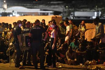 Migranti a Lampedusa raffica di sbarchi arrivate oltre 400 persone