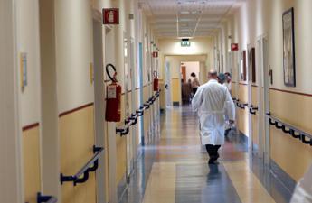 Roma va in ospedale per un mal di gola e muore a 44 anni