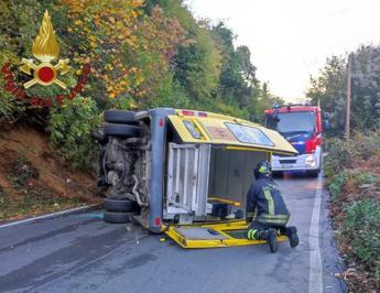 Incidente vicino Roma scuolabus si ribalta a Rocca di Papa contusi autista e due bimbi