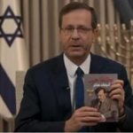 Israele Herzog mostra copia del Mein Kampf Era a casa di un terrorista a Gaza