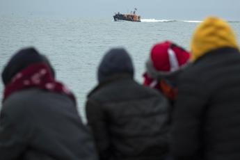 Migranti nuova tragedia trovati 10 morti su barcone altri 51 in salvo