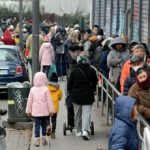 Poverta a Milano le storie di chi e in fila per un pasto Qui per sopravvivere