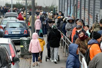 Poverta a Milano le storie di chi e in fila per un pasto Qui per sopravvivere