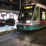 Roma sfonda vetro tram 8 con un calcio ferita da schegge una 19enne