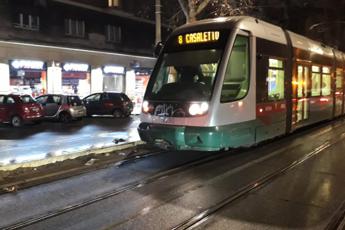 Roma sfonda vetro tram 8 con un calcio ferita da schegge una 19enne