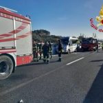 Scontro su A12 tra bisarca e furgone con a bordo turisti 1 morto e 4 feriti gravi