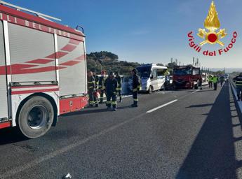 Scontro su A12 tra bisarca e furgone con a bordo turisti 1 morto e 4 feriti gravi