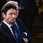 Andrea Giambruno ad Arteju il saluto con Arianna Meloni