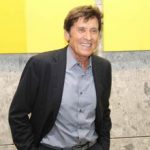 Gianni Morandi 79 anni e non sentirli corsetta per festeggiare il compleanno