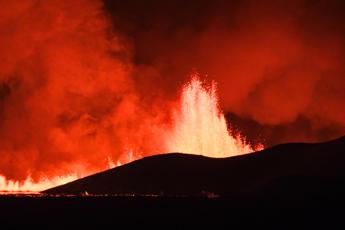 Islanda erutta vulcano a Grindavik evacuate migliaia di persone Video diretta