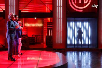 Masterchef 13 prima puntata il giudice ombra e gli 11 cuochi amatoriali