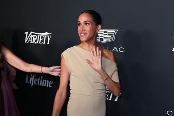 Meghan con il braccialetto di Carlo messaggio di pace al re