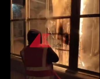 Migranti violenta protesta al Cpr di Gorizia incendiati materassi e coperte Video