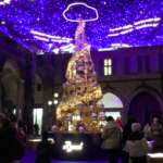 Milano auguri natalizi di Baci Perugina illuminano Piazza dei Mercanti