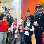 Natale Carabinieri regalano i pandorini ai bambini dello Zen