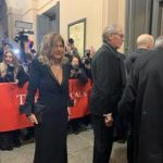 Prima alla Scala Bazoli e Marcegaglia incantano in nero. Tocchi di rosso per dire stop a femminicidi