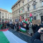 Prima della Scala in piazza immensa bandiera della Palestina Fermate il massacro