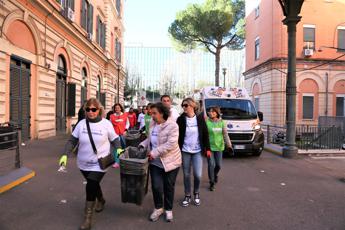 Roma dipendenti e cittadini ripuliscono spazi comuni Umberto I