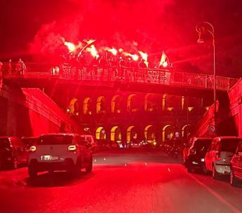 Roma sit in a Ponte degli Annibaldi accesi fumogeni