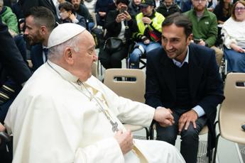 Scultura lartista iraniano Howtan Re dona a Papa Francesco il suo Cristo col piercing