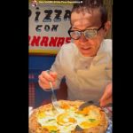 Sorbillo porta la pizza con ananas a Napoli Buona. Video