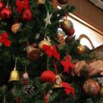 Tombolate e feste notturne come sopravvivere al Natale in condominio