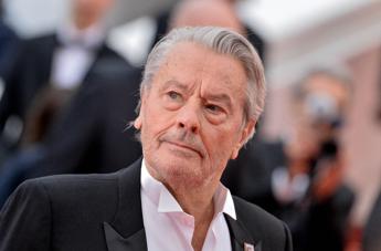 Alain Delon sequestrate 72 armi da fuoco in casa sua