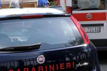 Lucca uccide la moglie a coltellate in strada