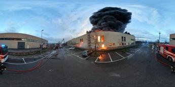 Milano incendio in azienda materiale plastico di Trucazzano