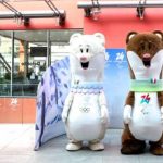 Milo e Tina le mascotte delle Olimpiadi Milano Cortina in tour negli uffici Deloitte a Milano